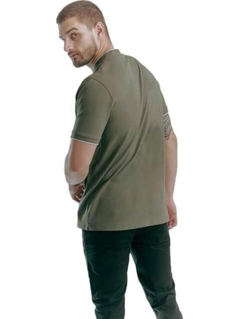 PLAYERA DE MODA CUELLO HENLEY VERDE OLIVO HPC POLO